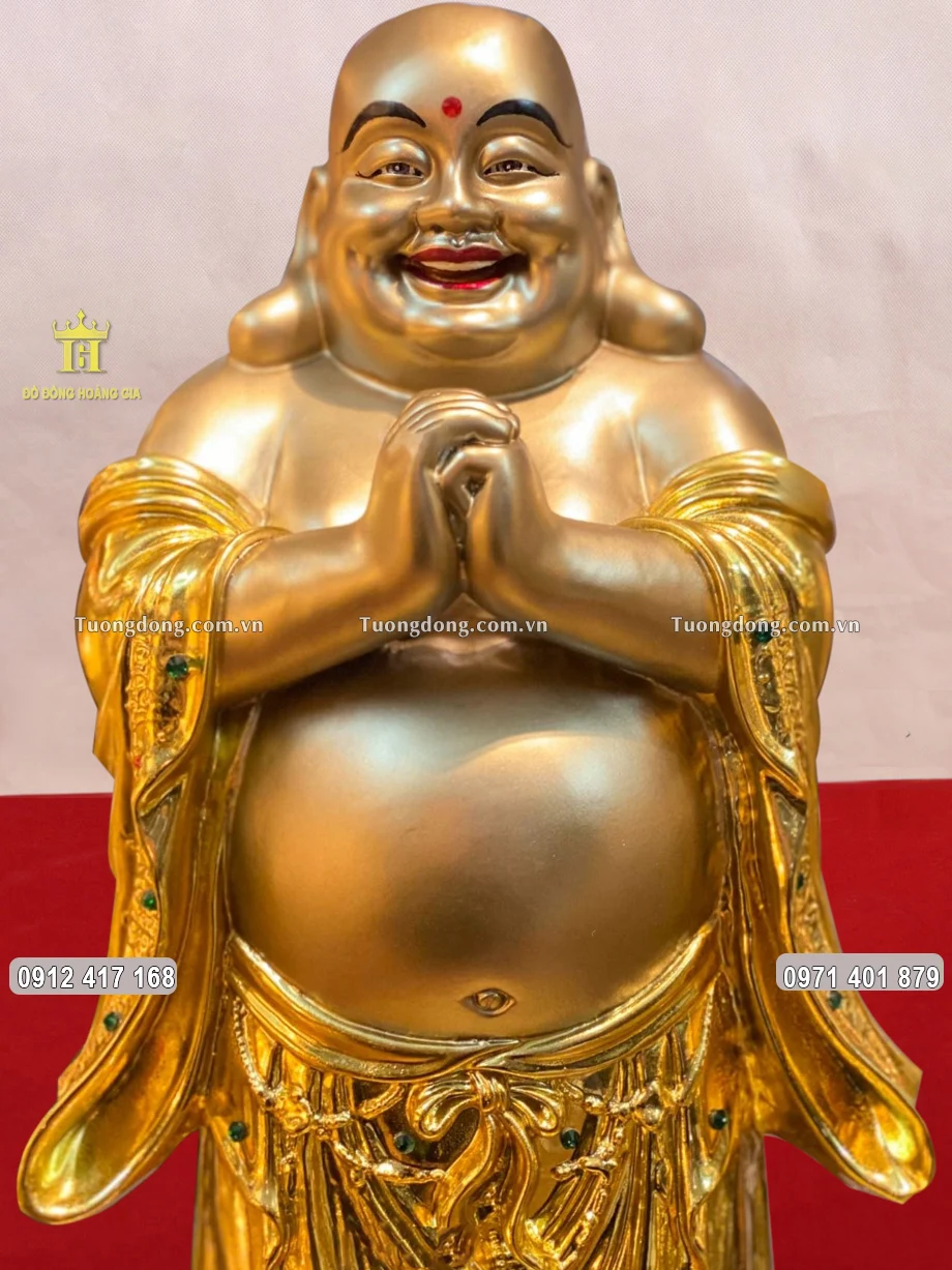 Ngài được đúc theo dáng đứng chúc phúc